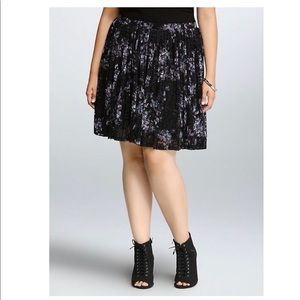 TORRID Black Floral Lace Pleated Skater Skirt Sz 2